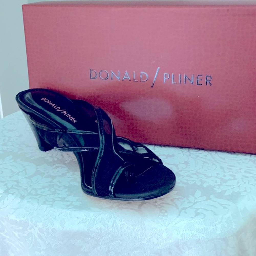 Donald J. Pliner Black Wedge Shoes Elegant Design